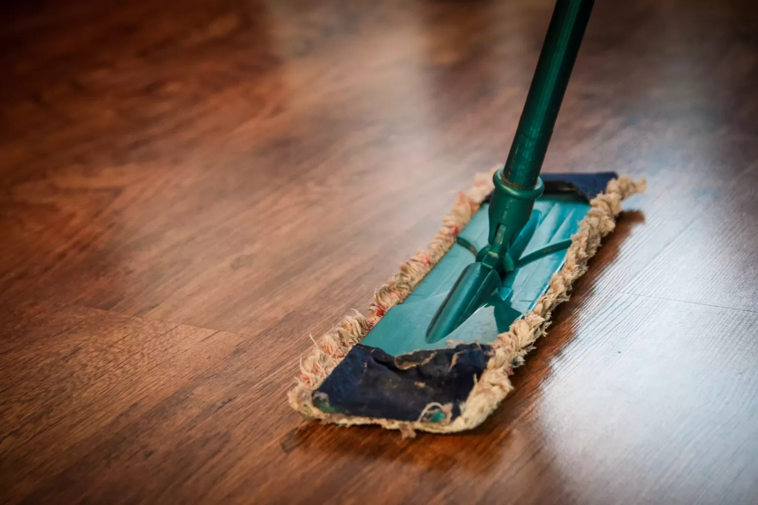 How to dry laminate flooring with water under it? (Quick & Easy
