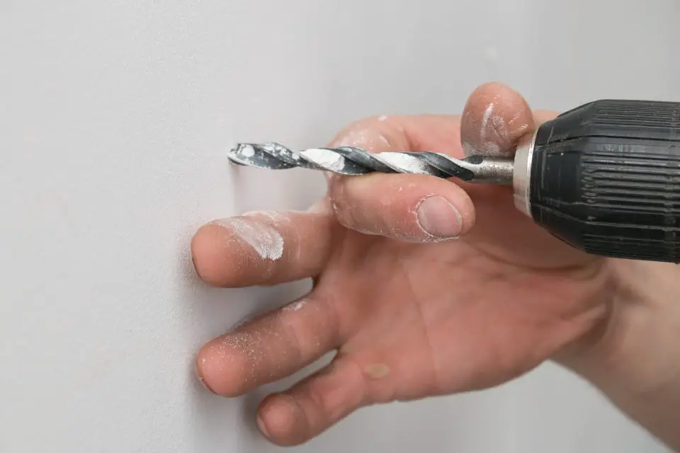 Can You Screw into Spackle? (Do's and Don'ts) DiscussDiy